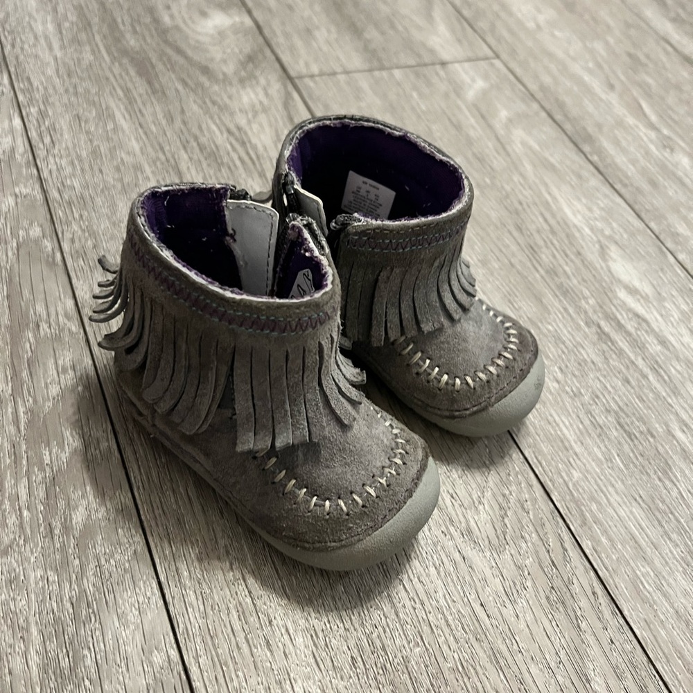 Stride-rite fringed moccasin style boots